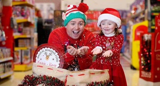 brian-ormond-emma-kate-kelly-ogrady-4-from-straffan-launch-tescos-reindeer-food-for-temple-street