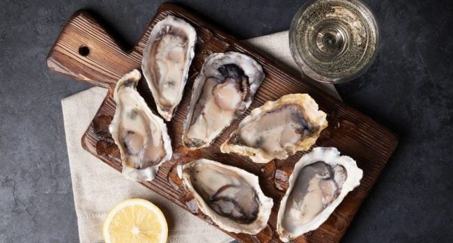 Oysters with lemon and white wine