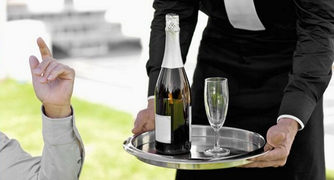 You've Been Drinking Champagne the Wrong Way all your Life | Champagne flutes