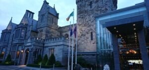 One of Dublin's most inviting bars, the Knights Bar at Clontarf Castle, has teamed up with local favourite The Five Lamps Brewery to create their very own pale ale, fittingly named Cluain Tarbh, Clontarf's original name in Irish. The time honoured Knights Bar at Clontarf Castle Hotel is the perfect setting to enjoy this refreshing yet flavourful craft brew, made to effortlessly match the wide array of high-end gastropub dishes from their eclectic menu. Some of the delightful options you can pair your pint of Cluain Tarbh with include the Knights Bar's signature Crispy Pork Belly, served with baked apple puree, Clonakilty black pudding potato cakes and savoy cabbage; Braised Irish Beef Short Ribs (with tagliatelle pasta bound in crème fraiche, truffle, pickled mushrooms, shallots and aged Parmesan ), or Roasted Monkfish and Panko Fried Black Tiger Prawns (with chickpea stew, spiced coconut voluté, roaring bay mussel); all of which have been recently added to the venues' selection of hearty and appetising dishes. The Five Lamps Brewery is an independent craft brewery located in the heart of The Liberties, which focuses on producing high quality beers and is always keen to highlight Dublin's rich brewing heritage and tradition. They've collaborated with the team at the Kings Bar to craft a balanced ale with a creamy top and a refreshing character. Cluain Tarbh Pale Ale is available exclusively at Clontarf Castle Hotel and it's ideal whether enjoyed with friends by the cosy fireplace at the stunning bar, or alongside any of the mouth-watering dishes created by Head Chef is Stuart Heeney, another proud Dubliner who has worked for Michelin starred establishments and prestigious venues across Dublin, and who has cooked at Clontarf Castle since 2012. Fancy visiting the gorgeous Clontarf Castle Hotel? Check out our current offers: Savour a 3 Course Dinner for Two with a Bottle of Wine in Double AA Restaurant Fahrenheit at Clontarf Castle €60 Experience Clontarf Castle with an Overnight Stay for Two in a Deluxe Room with Breakfast and Dinner at Fahrenheit Restaurant for only €185 Experience Sparkling Afternoon Tea with a difference for Two People with Fusion Tea at Clontarf Castle Hotel for €57 More information: clontarfcastle.ie