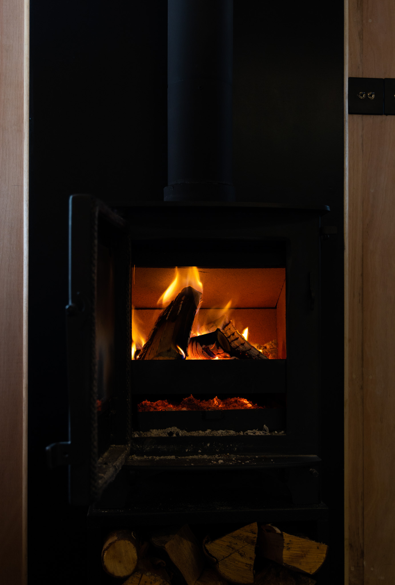 Samsú Launches Luxury Off-Grid Cabin Near Dublin For The 