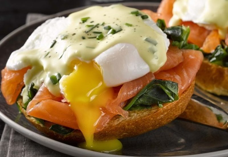 Breakfast eggs benedict recipe