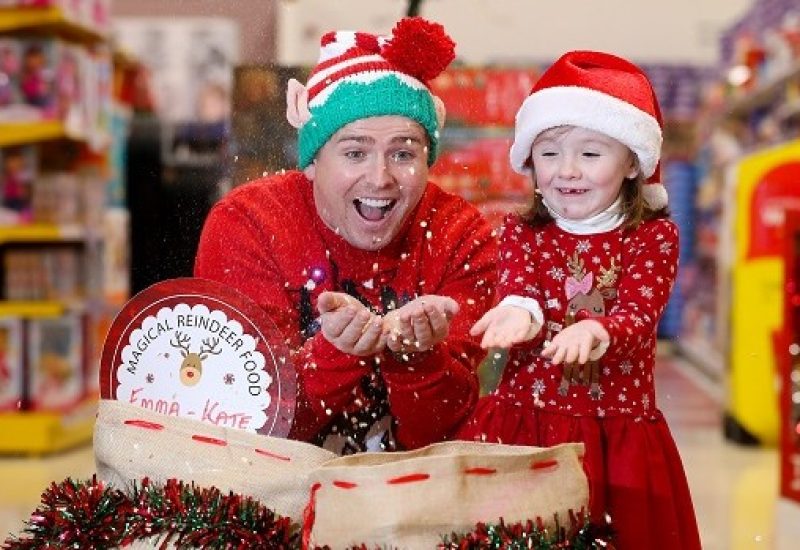 brian-ormond-emma-kate-kelly-ogrady-4-from-straffan-launch-tescos-reindeer-food-for-temple-street
