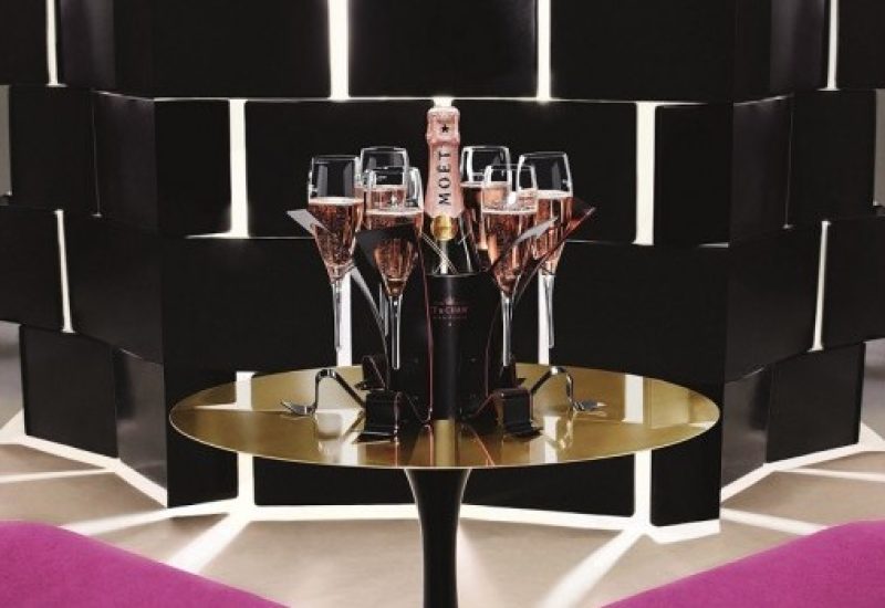 ©Moët&Chandon_MoëtRoséImperial_Unfurlthetie_StandASix