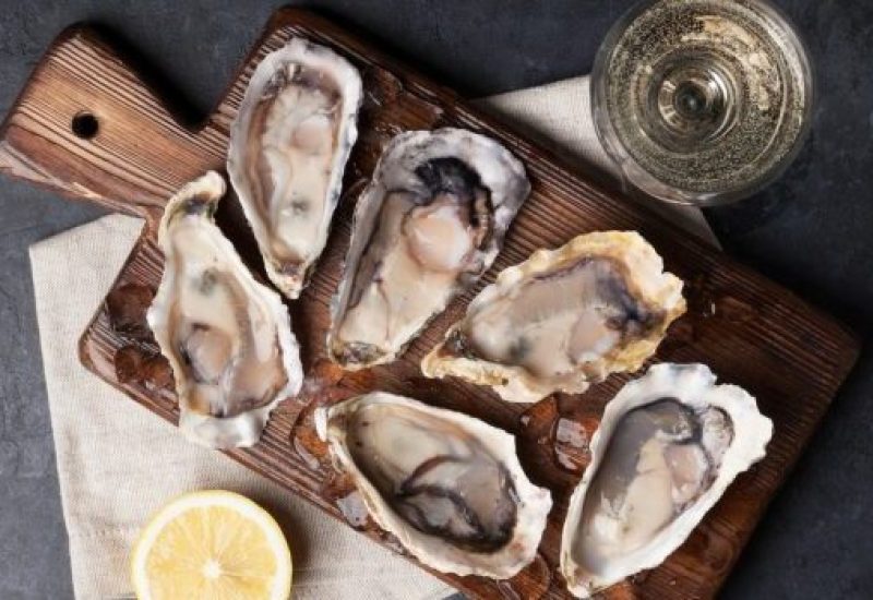 Oysters with lemon and white wine