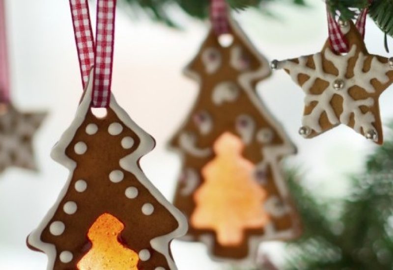 Gingerbread cookies on Christmas tree