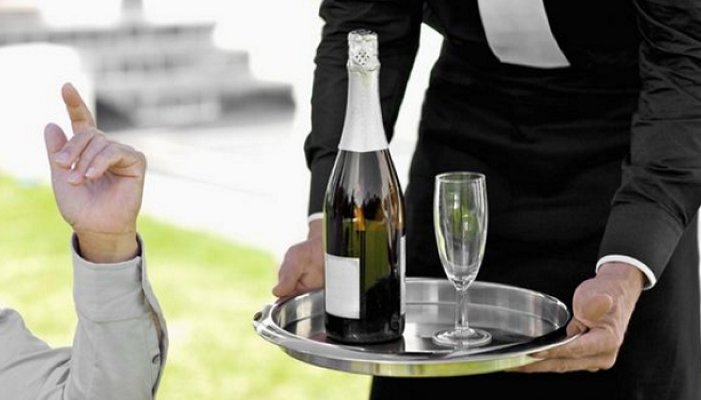 You've Been Drinking Champagne the Wrong Way all your Life | Champagne flutes