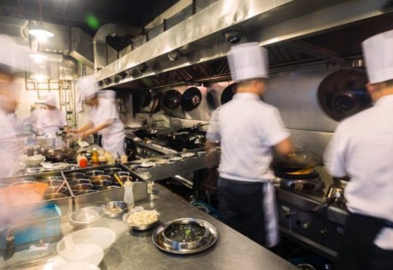 chinese-kitchen-busy-at-work-picture-id488089774