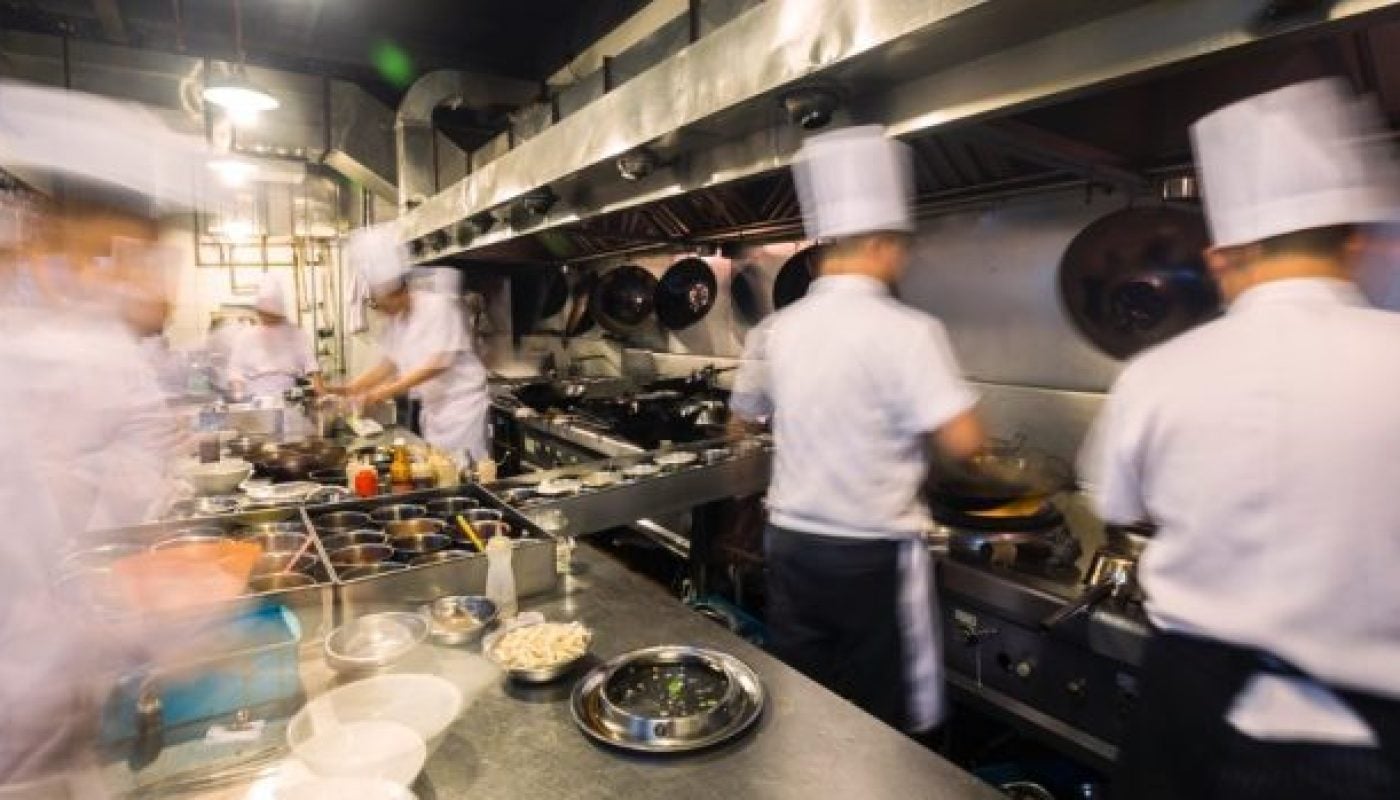 chinese-kitchen-busy-at-work-picture-id488089774