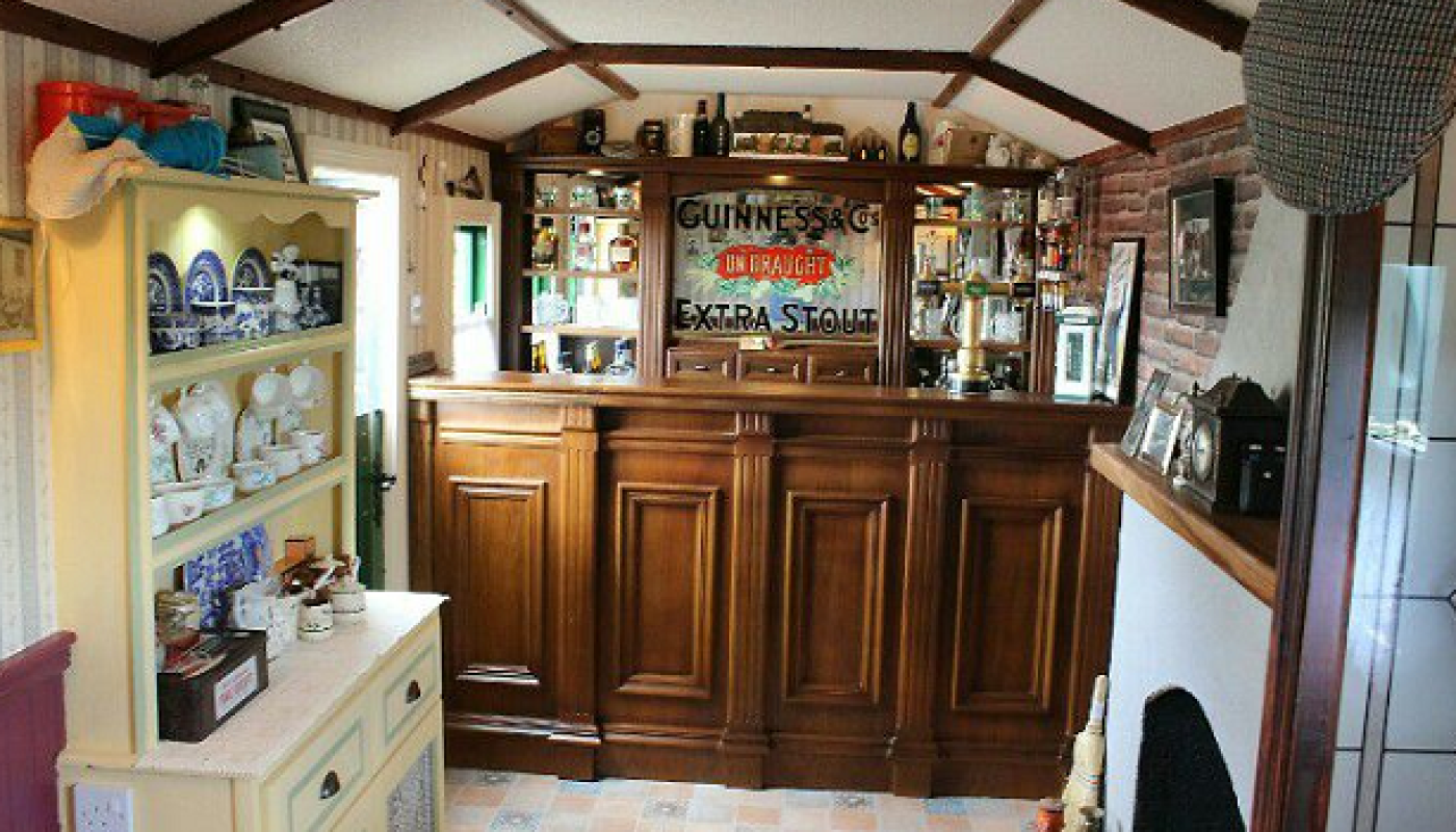 This Irish Pub on Wheels will Bring the cutest Country Cottage to you