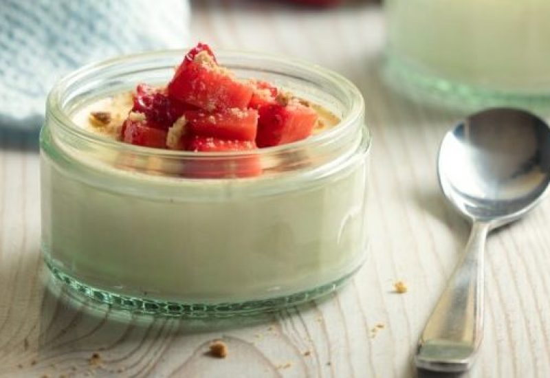 vanilla-panna-cotta-with-strawberries-picture-id666682956