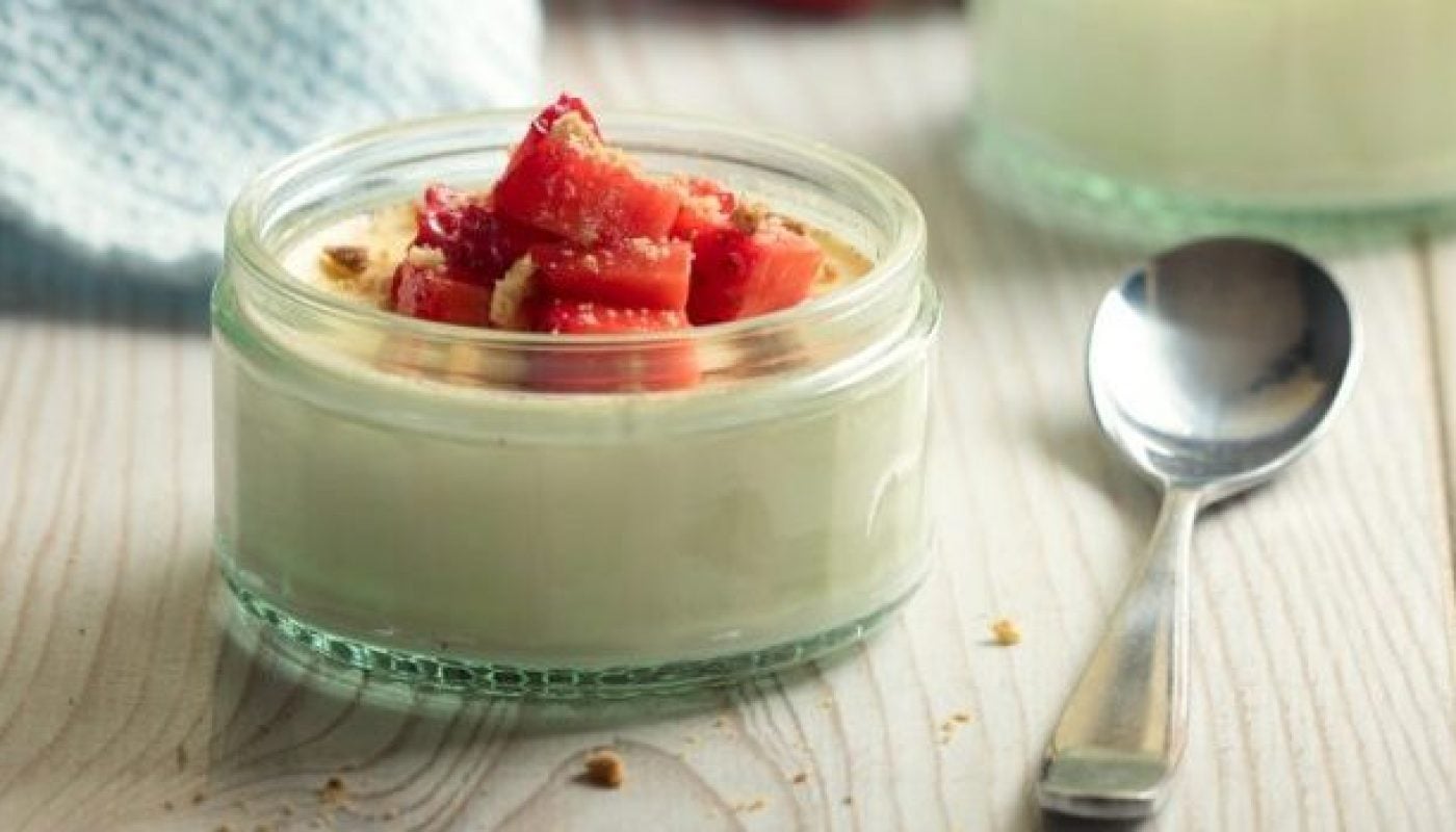 vanilla-panna-cotta-with-strawberries-picture-id666682956