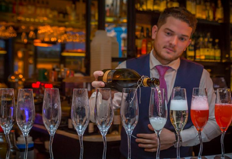 Zozimus Bar is Hosting a Bottomless Drinks New Year's Eve Party